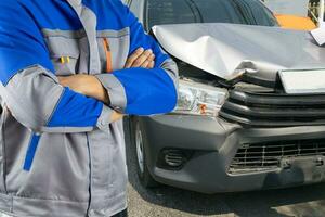 auto mécanicien et voiture accident photo