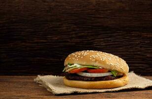 Hamburger Viande et des légumes sur en bois Contexte photo