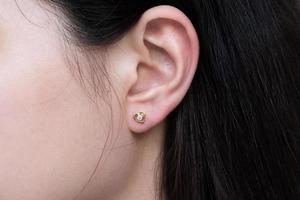 boucle d'oreille en diamant sur l'oreille d'une femme asiatique photo