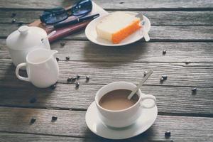 vintage film look tasse de café avec un gâteau photo