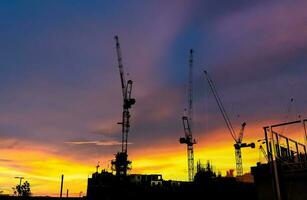 silhouette bâtiment construction bar à le construction site et industriel concept photo