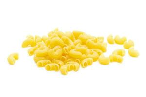 macaroni cru sur fond blanc photo