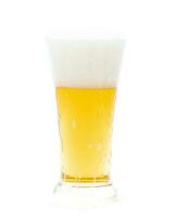 Bière dans une verre sur blanc Contexte photo