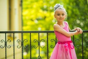 petite fille en robe rose photo