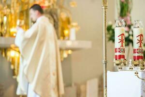 prêtre pendant eucharistie photo