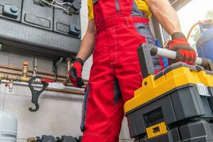 HVAC technicien avec le sien boîte à outils photo