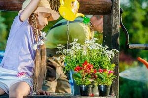 fille prise se soucier de fleurs photo