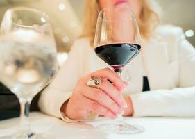 femme avec verre de du vin photo