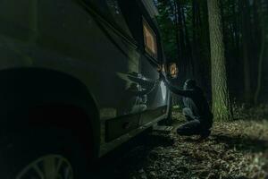 voleur en essayant à Pause le fermer à clé de le camping car véhicule photo