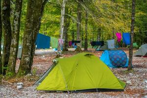 vacances dans forêt en dessous de tentes. photo