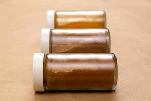 Trois pots d'assaisonnement sur fond marron avec mise au point sélective photo