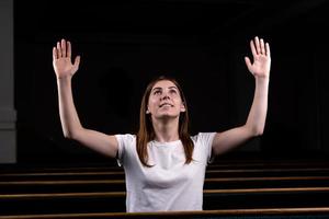 une fille chrétienne priant avec un cœur humble dans l'église