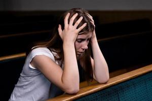 une fille chrétienne priant avec un cœur humble dans l'église photo