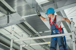 professionnel technicien ouvrier finition nouvellement assemblé air évent arbre photo