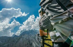 été Montagne Cyclisme avec une sac à dos photo