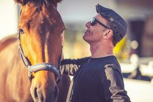 caucasien cheval amoureux photo