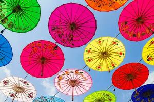 vue de le gueules parapluies, coloré traditionnel parapluies sur le des rues de le ville de tasik malaya, Ouest Java, Indonésie photo