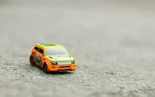 miniature voiture sur le route avec flou Contexte photo