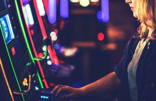 femme en jouant casino fente machine Jeu photo