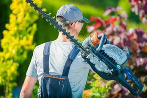 jardinier avec taille-haie photo