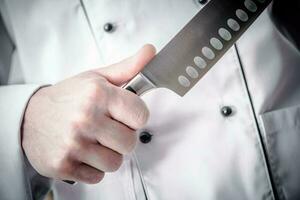 énorme couteau et cuisine temps photo