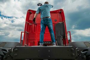 fatigué camionneur sur retour de le sien un camion tracteur cinquième roue photo