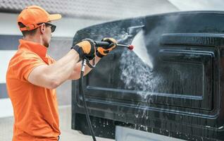 Hommes la lessive retour de le sien un camion cabine photo