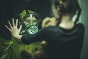 homme dans Hazmat costume avec peu fille photo