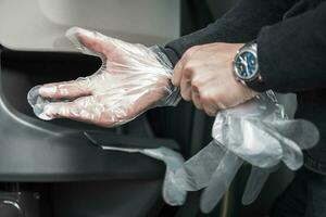 Hommes portant jetable transparent vinyle gants photo