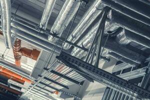HVAC système tuyauterie dans commercial bâtiment photo