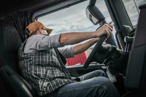 camionneur derrière le roue photo