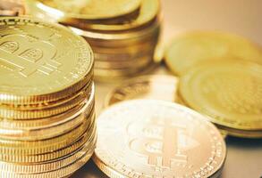 pile de d'or bitcoin pièces de monnaie proche en haut photo