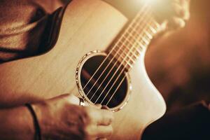 en jouant acoustique guitare photo