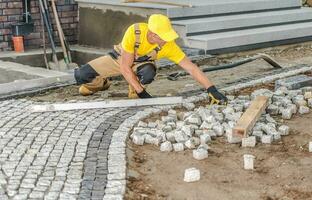 construction ouvrier pose pavage des pierres passerelle photo