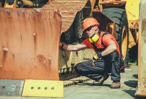 sécurité vérifier de construction machinerie avant suivant décalage travail. photo