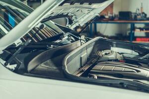 ouvert voiture capuche un service station concept photo