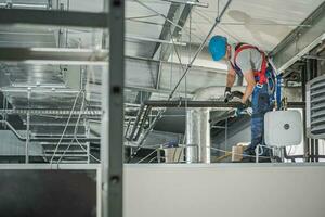 HVAC technicien finition système Assemblée à l'intérieur commercial bâtiment entrepôt photo