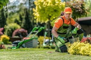 professionnel caucasien jardinier photo