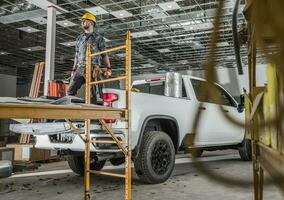 commercial bâtiment construction ouvrier rester sur le sien ramasser un camion cargaison lit photo