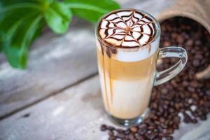café latte macchiato chaud avec art de sirop de chocolat photo