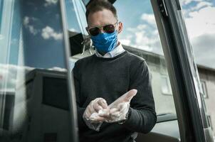 entraîneur autobus chauffeur avoir prêt pour travail parmi épidémie épidémie. photo