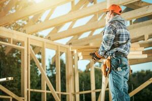 construction prestataire ouvrier en mouvement pièces de bois bâtiment structure éléments photo