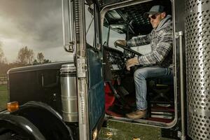 caucasien camionneur à l'intérieur américain semi un camion tracteur photo