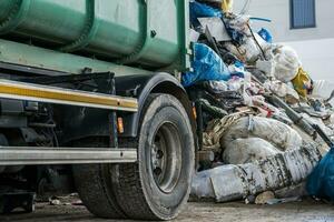 des ordures un camion et le pile de poubelle photo