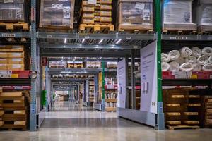 allée d'entrepôt dans un magasin ikea photo