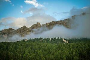 nuageux dolomites montagnes photo