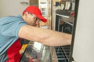 RV technicien remplacer cassé récréatif véhicule le fourneau photo