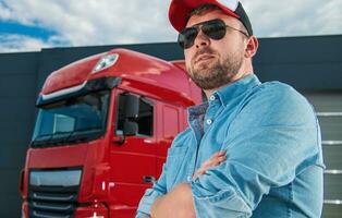 professionnel caucasien un camion chauffeur portrait photo