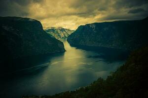 foncé norvégien fjord photo