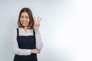 asiatique femme d'affaires montrer du doigt doigt, montrant nombre Trois et souriant. photo
